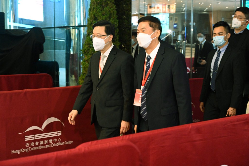 骆惠宁（右）昨日到湾仔会展，出席香港国安法专题研讨会。资料图片