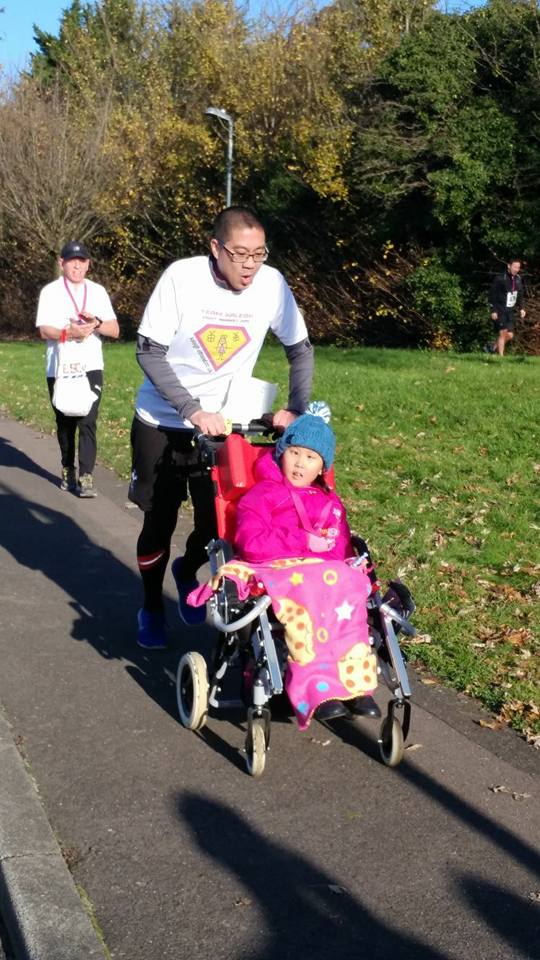 刘嘉宜9月后病情反复脑水肿压住神经，令她要坐轮椅。图:fb