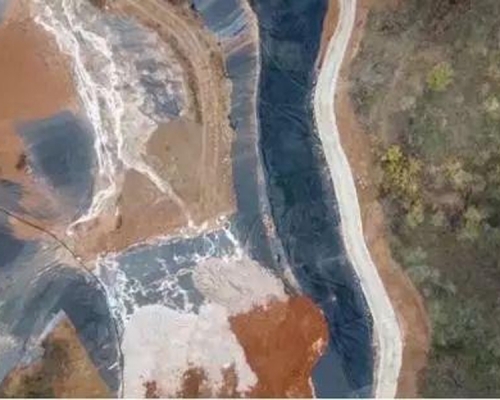 近期,有河南洛陽當地居民舉報稱,河南嵩縣黃金冶煉廠違法排污,污水直接排入黃河支流。(網圖)