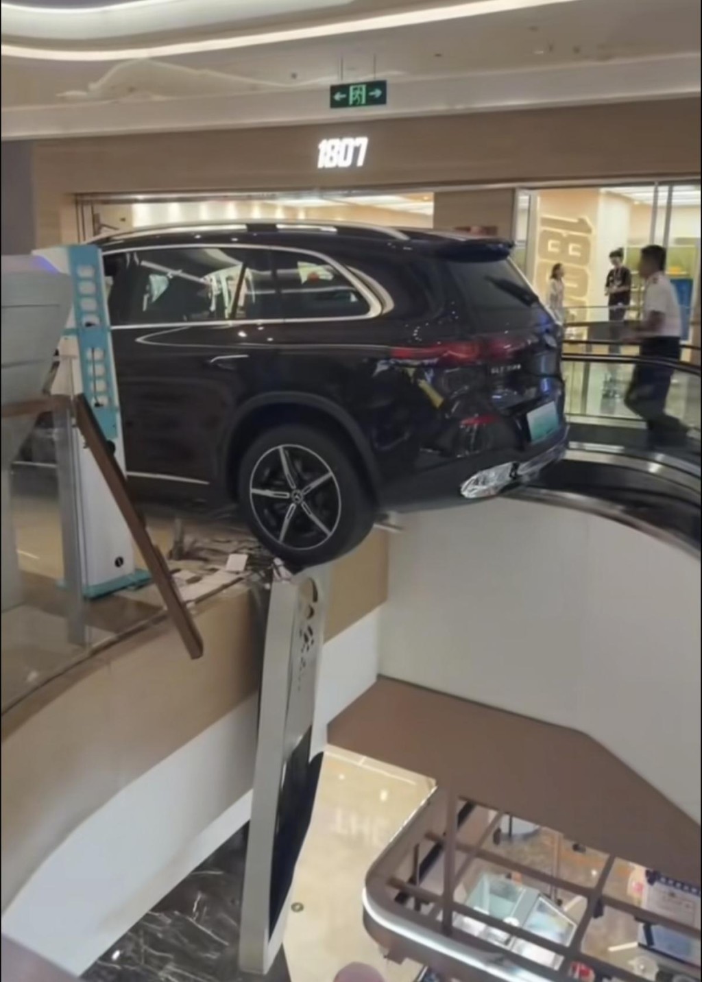 Benz失控,撞破護欄衝上扶手電梯,後半車身懸在半空。抖音 Benz失控,撞破護欄衝上扶手電梯,後半車身懸在半空。抖音