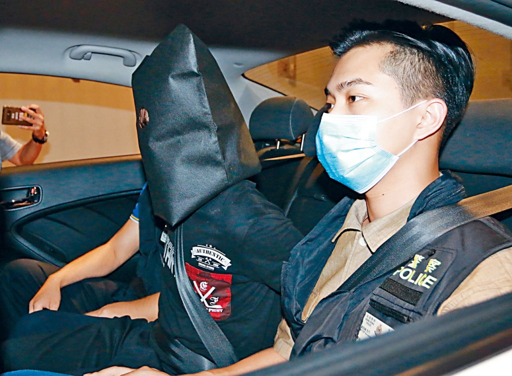 ■涉恐嚇兩女童自拍裸照的男子被捕帶署。