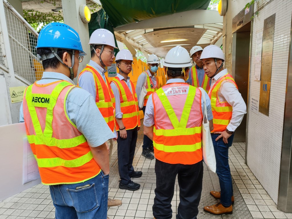 一批觀塘區議員日前與木土工程署人員到場視察扶手電梯進度。(受訪者提供)