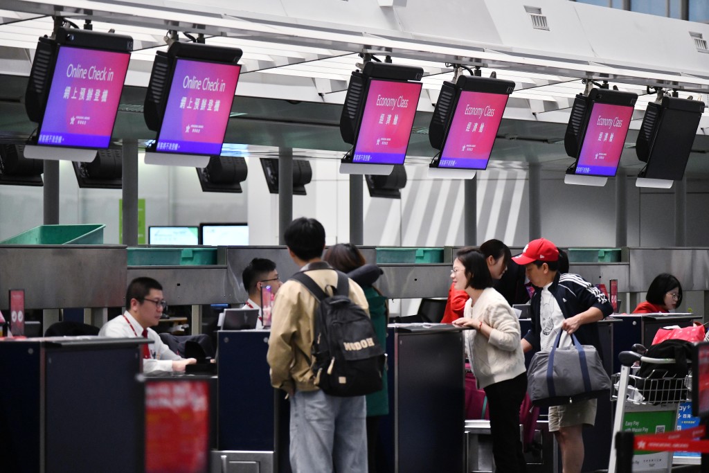 禤國全表示，今次加幅不大，相信不會影響市民外遊意欲。資料圖片