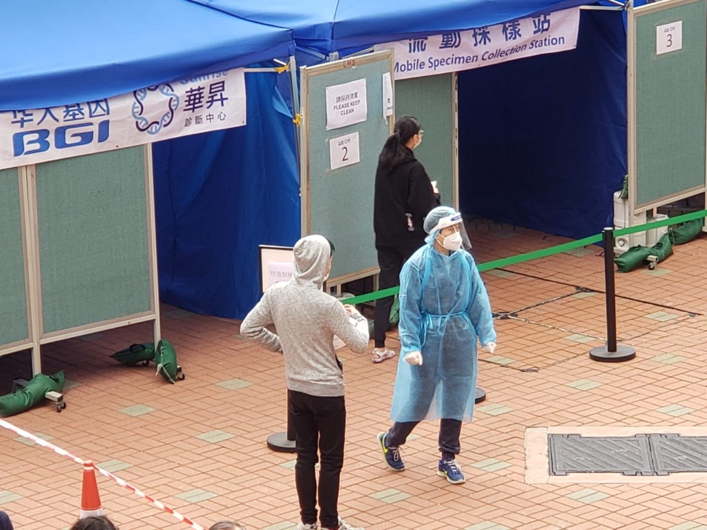 居民排隊接受檢測。