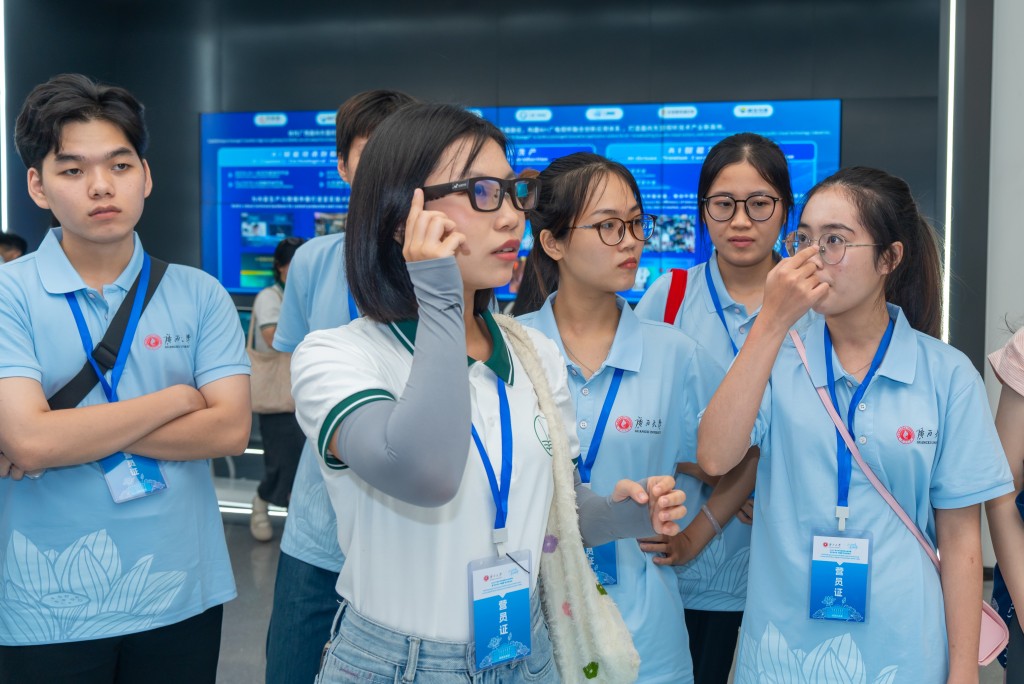 东盟国家青年在中国-东盟国家人工智能应用合作中心体验AI翻译眼镜。  新华社