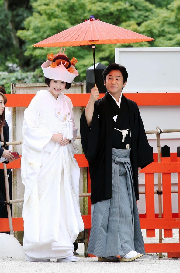 2016年她与歌舞伎演员片冈爱之助再婚。