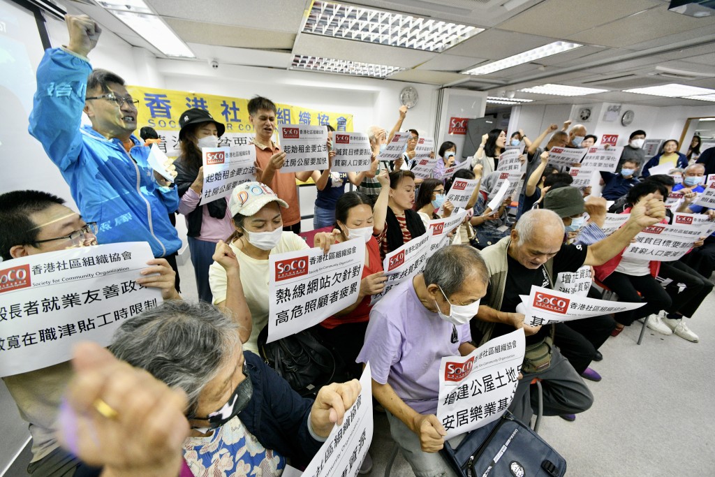 現場市民排排坐等候直播開始，不少人手持標語，提出多項訴求。盧江球攝