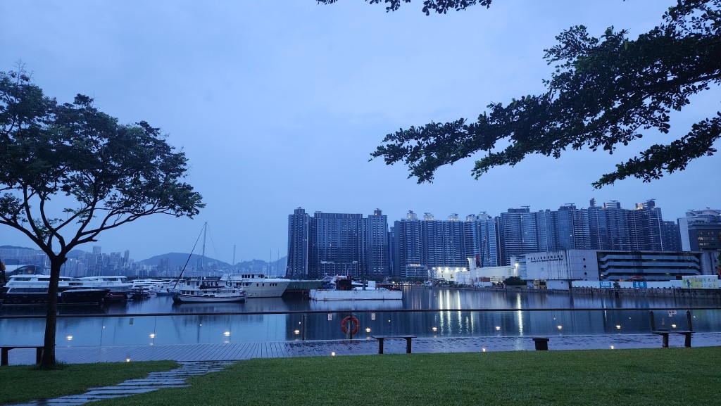 本港會有暴雨及狂風雷暴 或發強烈季候風信號 。 本港會有暴雨及狂風雷暴 或發強烈季候風信號 。