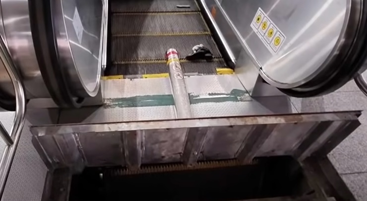 南韓一名婦人日前意外墮進扶手梯底，雙腳被機器重創。網上影片截圖