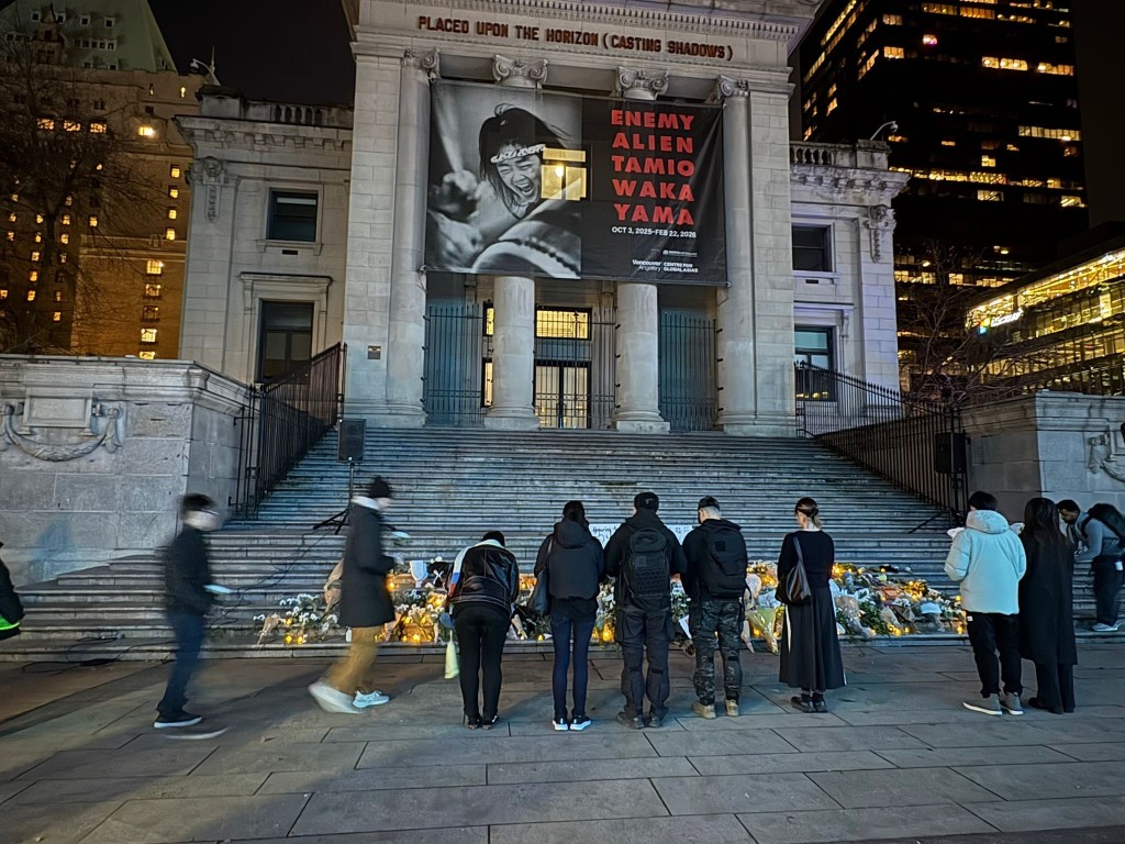 加拿大溫哥華周日為大埔宏福苑五級火慘劇舉行悼念活動。加拿大《星島》