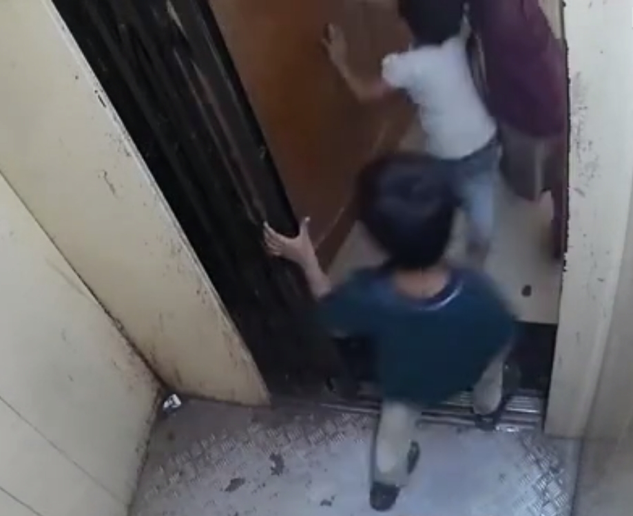 5歲男童被困升降機縫隙前一刻。網圖