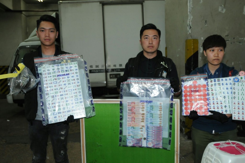 探員在行動中檢獲麻雀及籌碼等賭具。