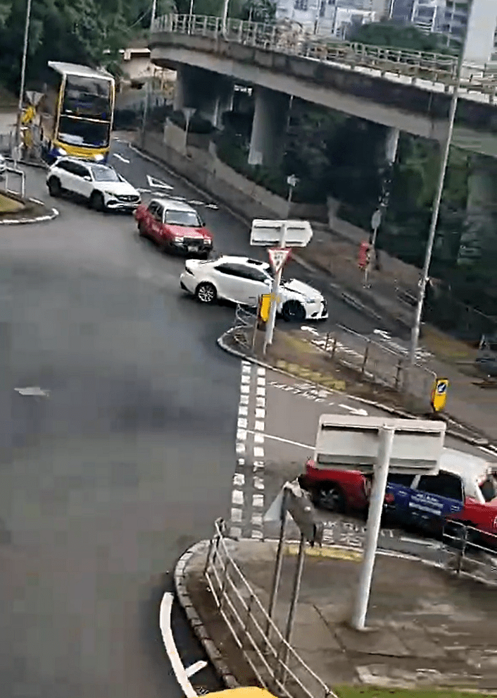 私家車踩油向前。fb：車cam L（香港群組）