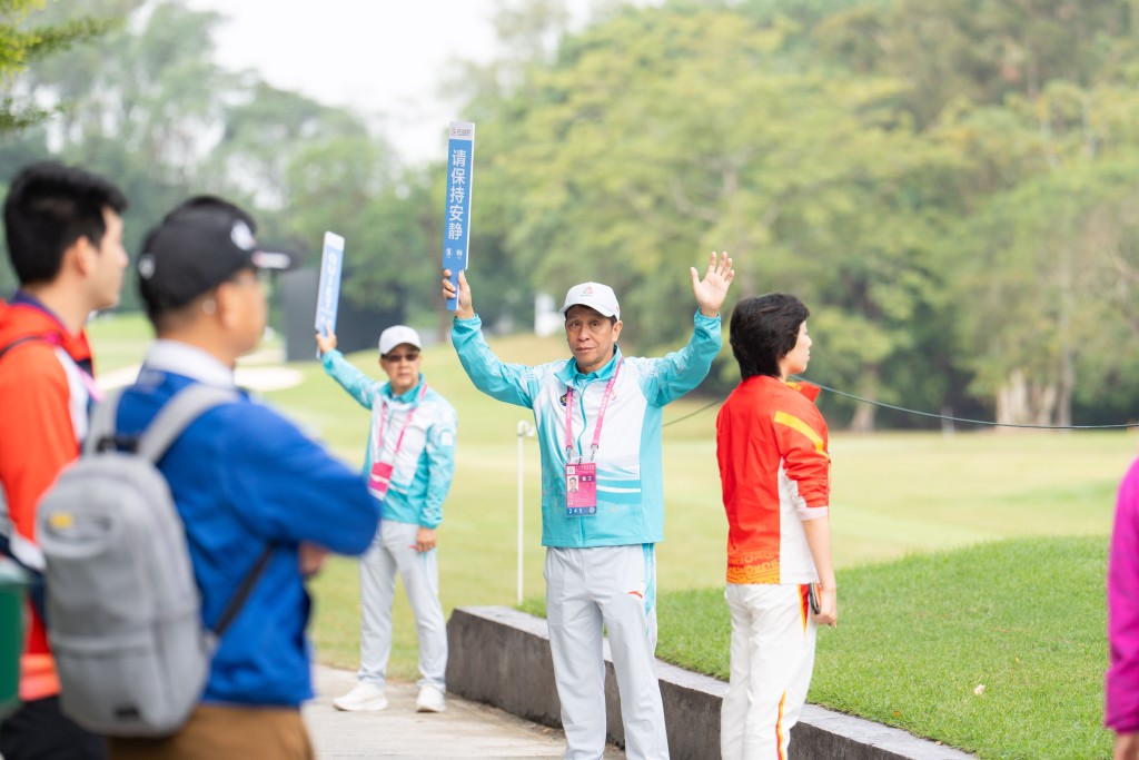 義工在高爾夫球賽事維持場地秩序。