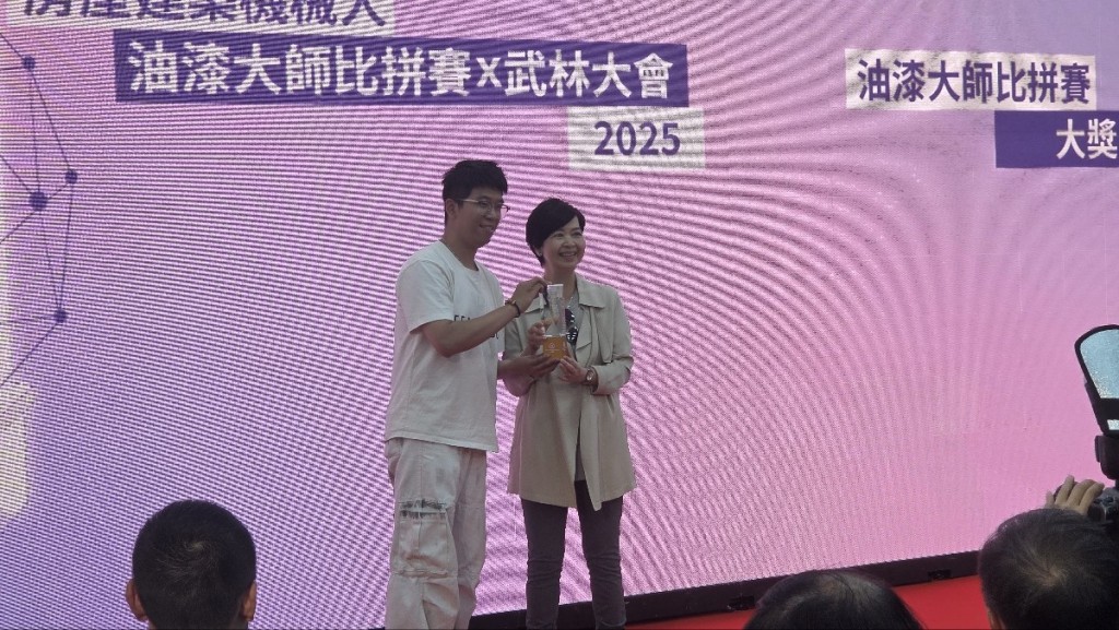 比賽最後由博智林(香港)建造技術有限公司,及蔚建科技香港有限公司的油漆機械人(見圖)奪得雙冠軍,由何永賢頒發獎項。趙克平攝 比賽最後由博智林(香港)建造技術有限公司,及蔚建科技香港有限公司的油漆機械人(見圖)奪得雙冠軍,由何永賢頒發獎項。趙克平攝