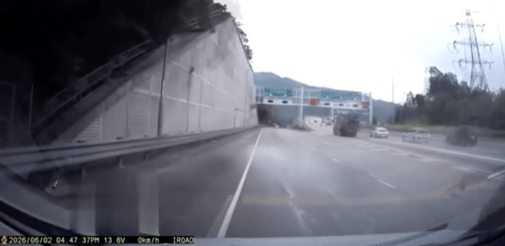 警方正根據資料追查涉事貨車司機。