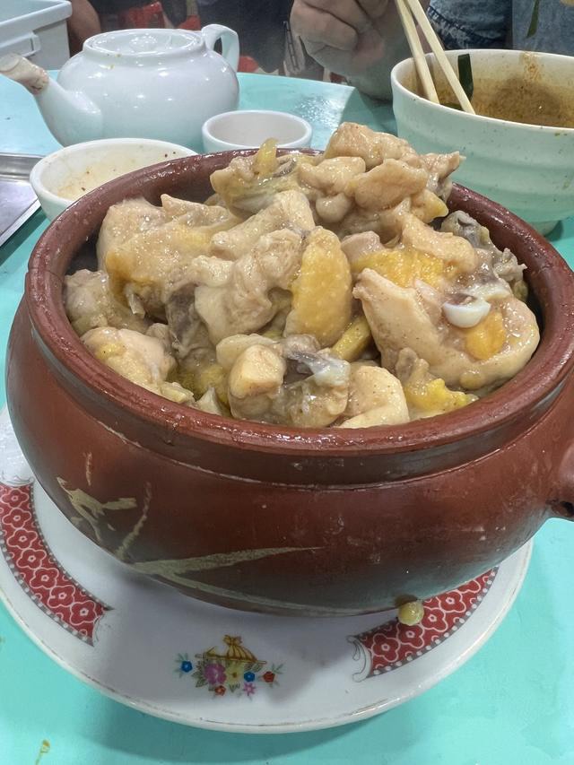 人气菜式「汽锅鸡」也以鸡肉嫩滑、汤底鲜美而闻名。