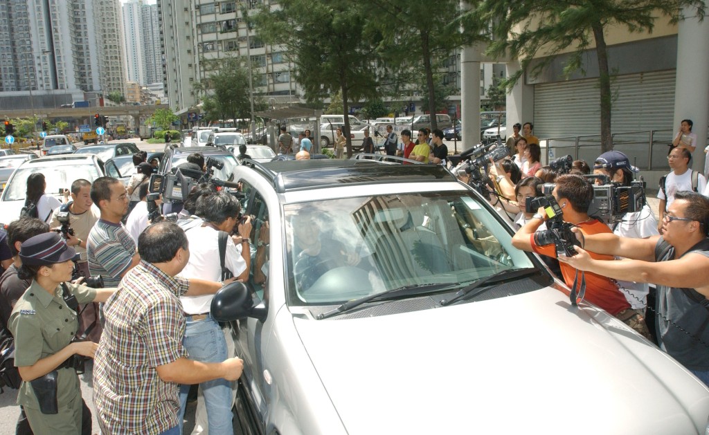 2003年，關秀媚酒後駕駛串謀頂包案，關秀媚乘車離去前，被大批記者追訪。 