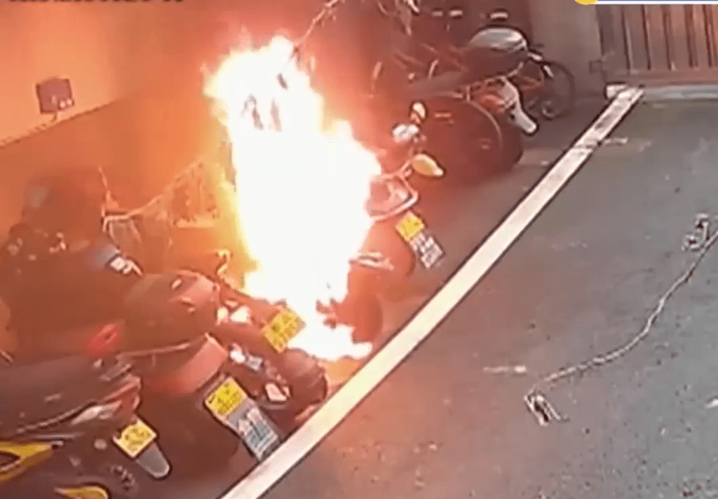 整部电动自行车燃烧了起来，火势猛烈。