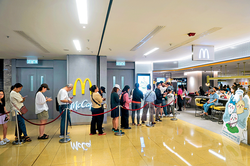 正常營業的快餐店排長龍。