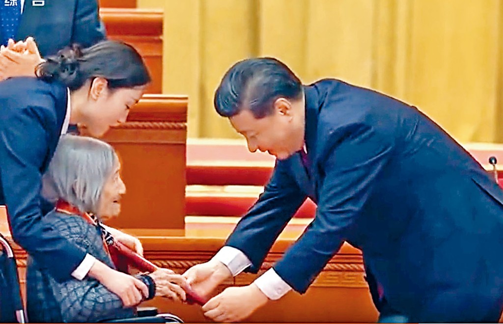 ■習近平向「脫貧攻堅楷模榮譽稱號」獲得者頒發證書。