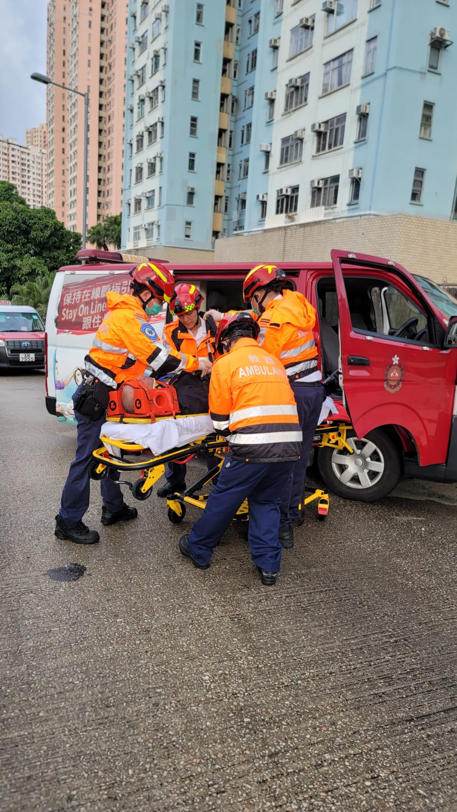 駕駛客貨車的消防員清醒送院治理。