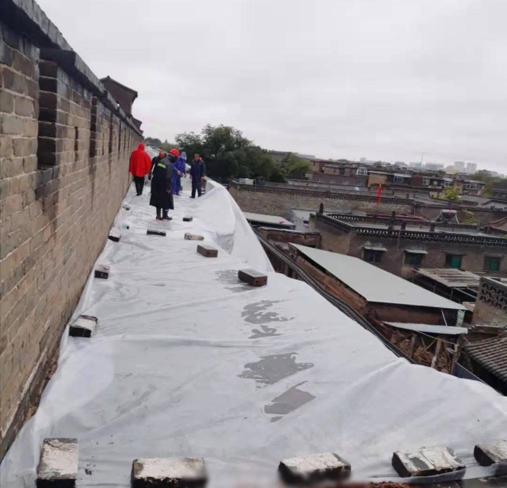 當地政府和文物保育專家已在城牆鋪上防水布。互聯網圖片