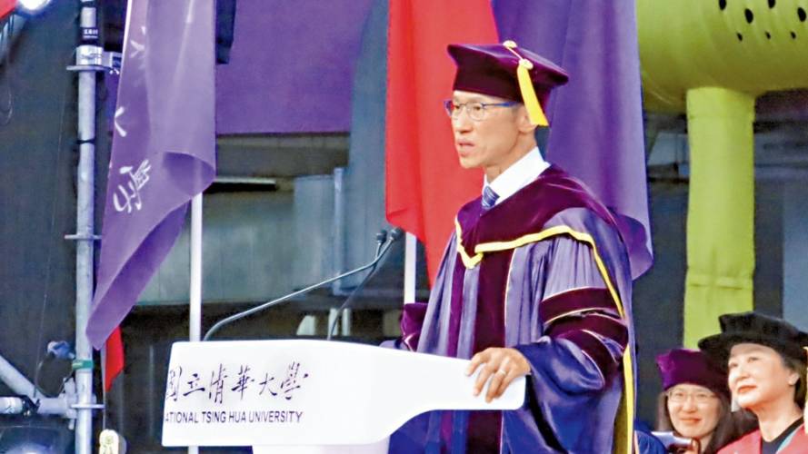 台灣清大校長高為元遭聯署逼宮，赴美覓職被批「騎驢找馬」。中央社