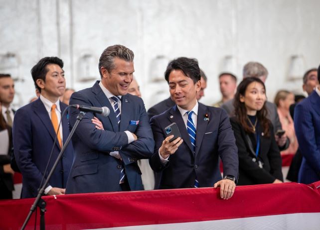 赫格塞思（左）與日本防衛大臣小泉進次郎（右）會晤。