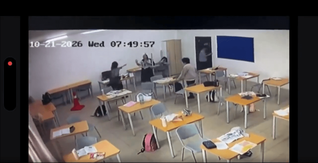 马来暴躁男学生不满利器被收,头戴手机直播挥斧砍伤女教师。Brahim_maldini & chaaaaww@X 马来暴躁男学生不满利器被收,头戴手机直播挥斧砍伤女教师。Brahim_maldini & chaaaaww@X