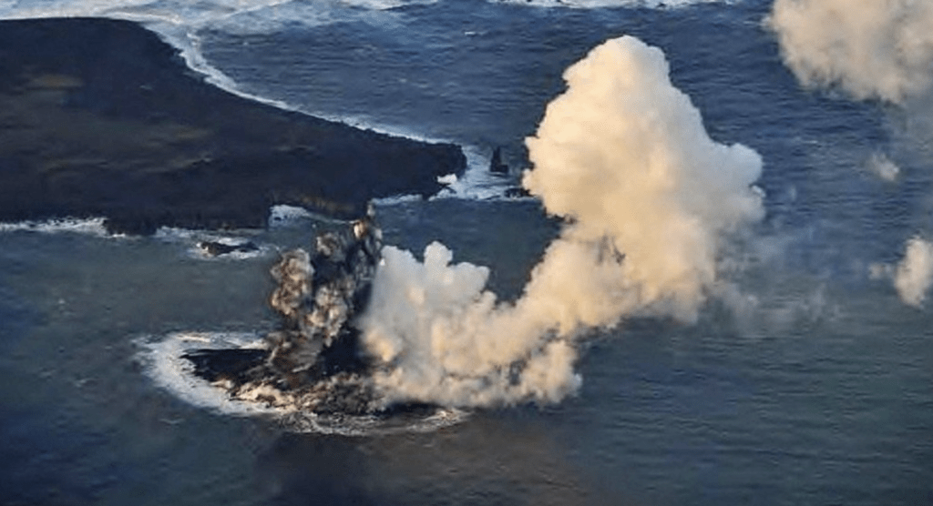 學者警告，頻繁淺層地震之下，海底火山噴發風險升高。法新社示意圖