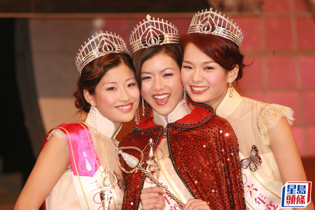 吕慧仪（右）是2006年港姐季军，同届冠军为陈茵媺，亚军是周家蔚（左）。