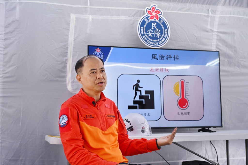 民安處總參事梁冠康稱每戶上樓居民均有民安隊隊員作配對，發揮「急市民所急」的支援角色。