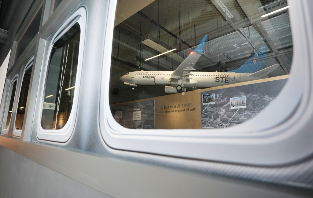 在走廊盡頭仿佛走進舊機場跑道，而且可以欣賞到「文理號」懸浮空中。