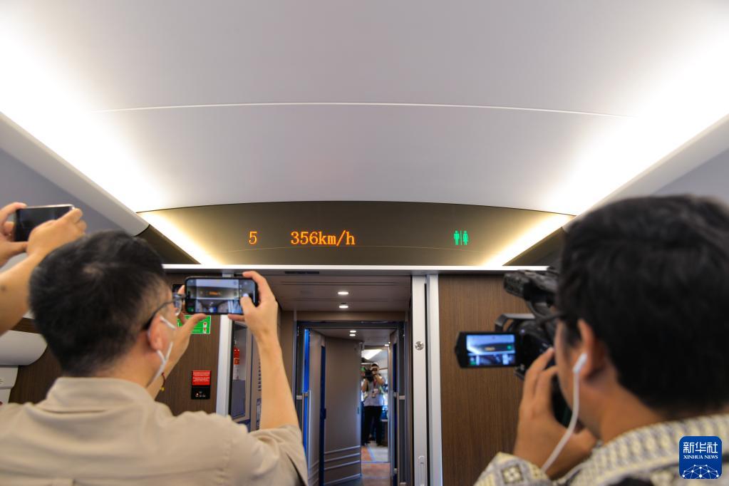 与中国合作印尼雅万高铁列车试行，时速首达每小时350公里。 新华社