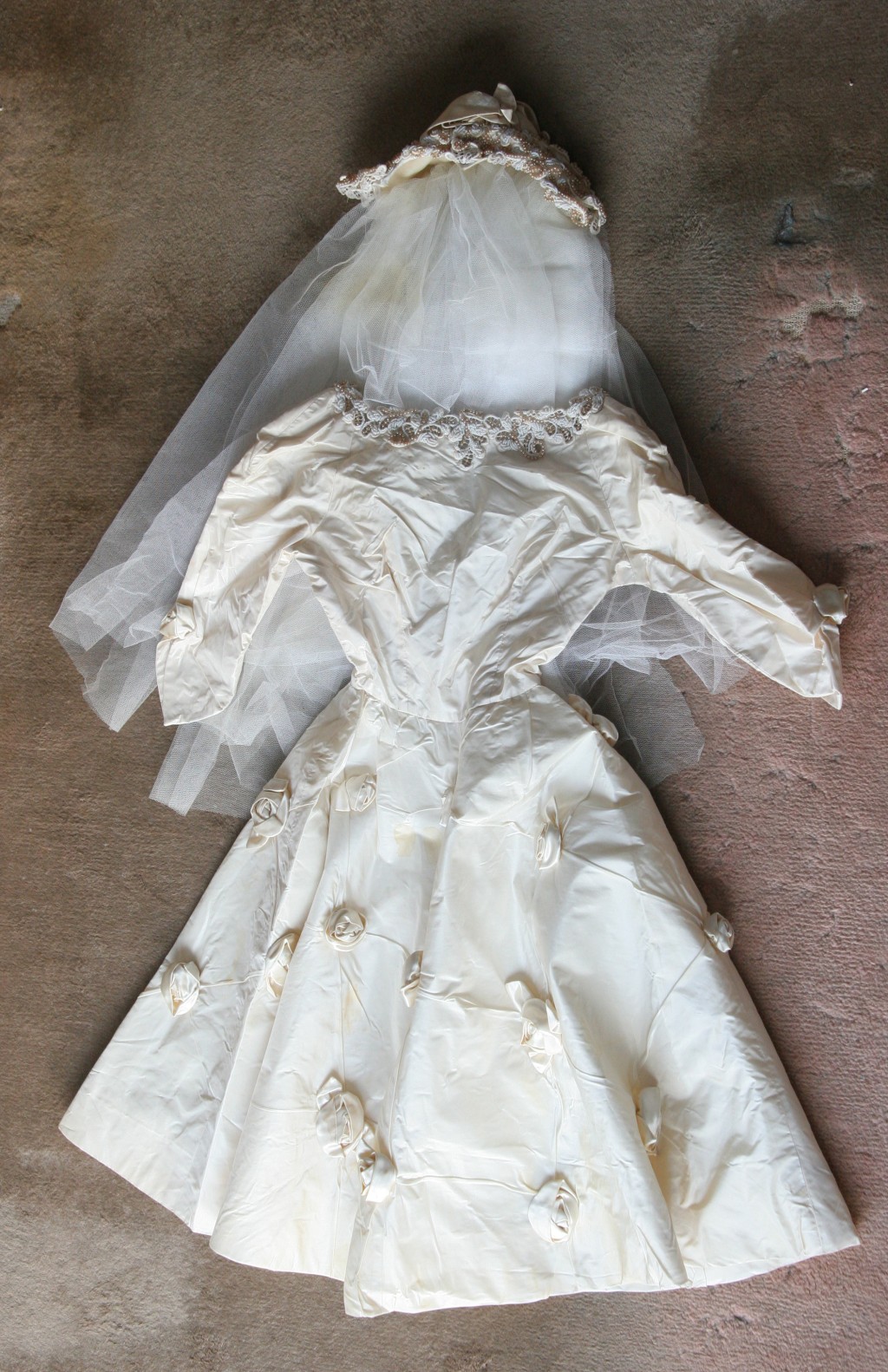 林黛遗物之一的婚纱，当年她的纤腰只有18寸。资料图片