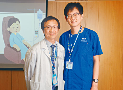 ■醫生李國權(左)稱，設立藥劑師獨立房間會見服務後，醫生可集中時間診症。