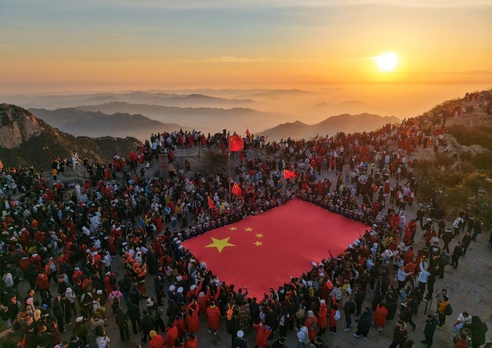 “五一”黄金周泰山挤爆，两万人争睹日出与国旗同框。 泰山日报