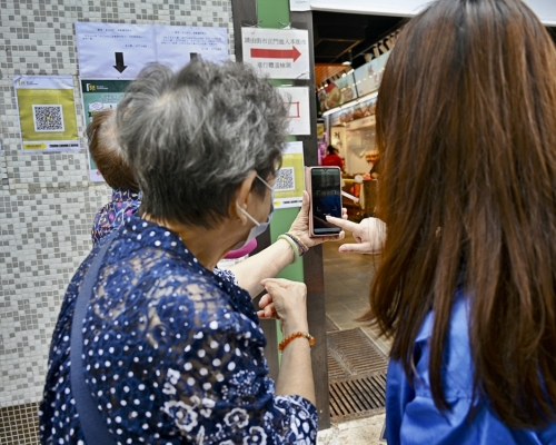 市民在進入政府場所時，需用「安心出行」。資料圖片