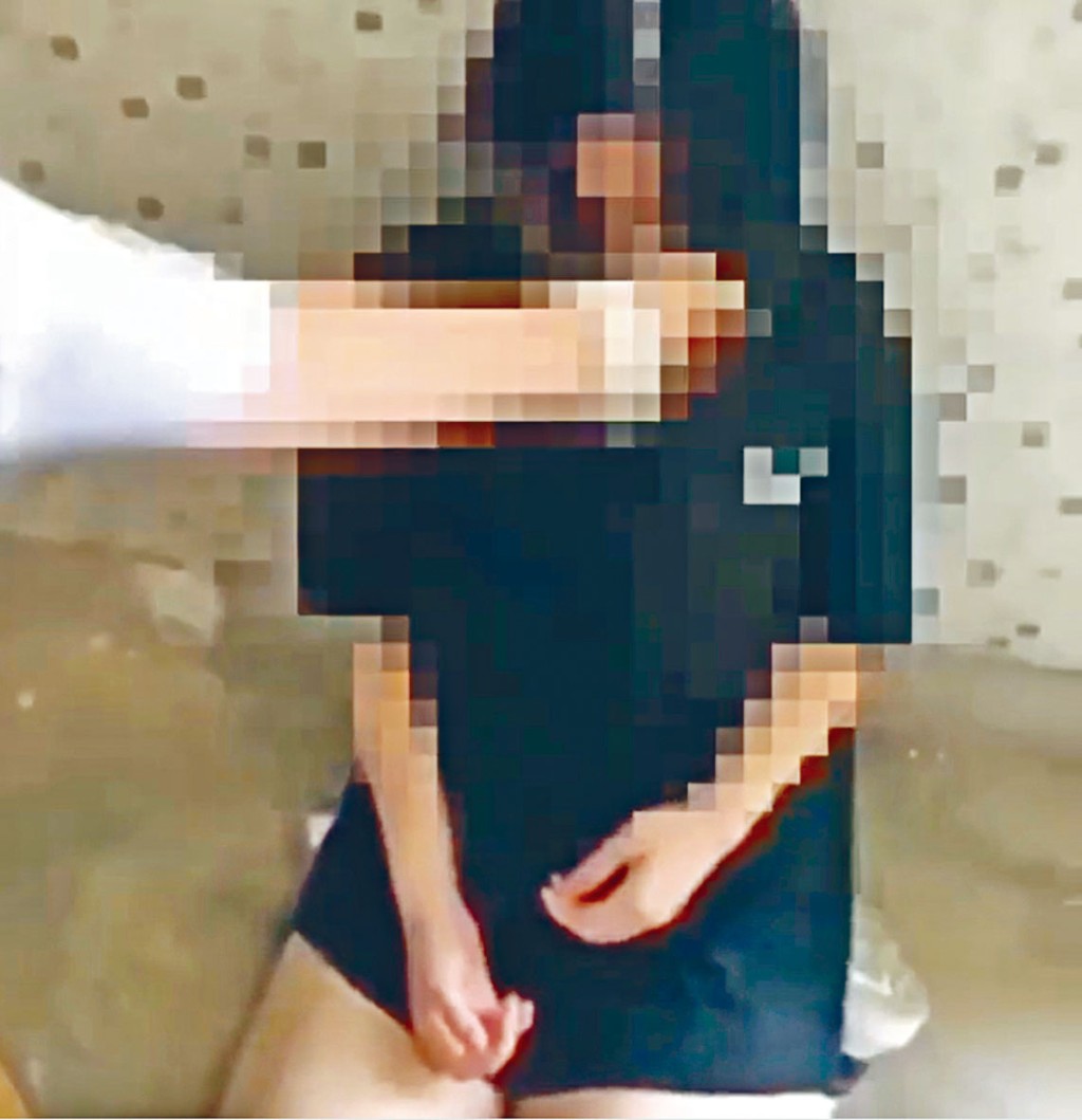 ■女学生被逼跪地，遭恶少女辱骂、连环掌掴及唇膏画花面。