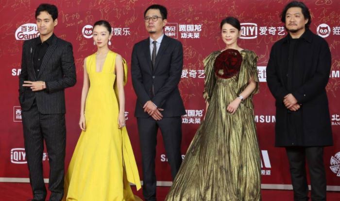 周冬雨则选择黄色晚装。