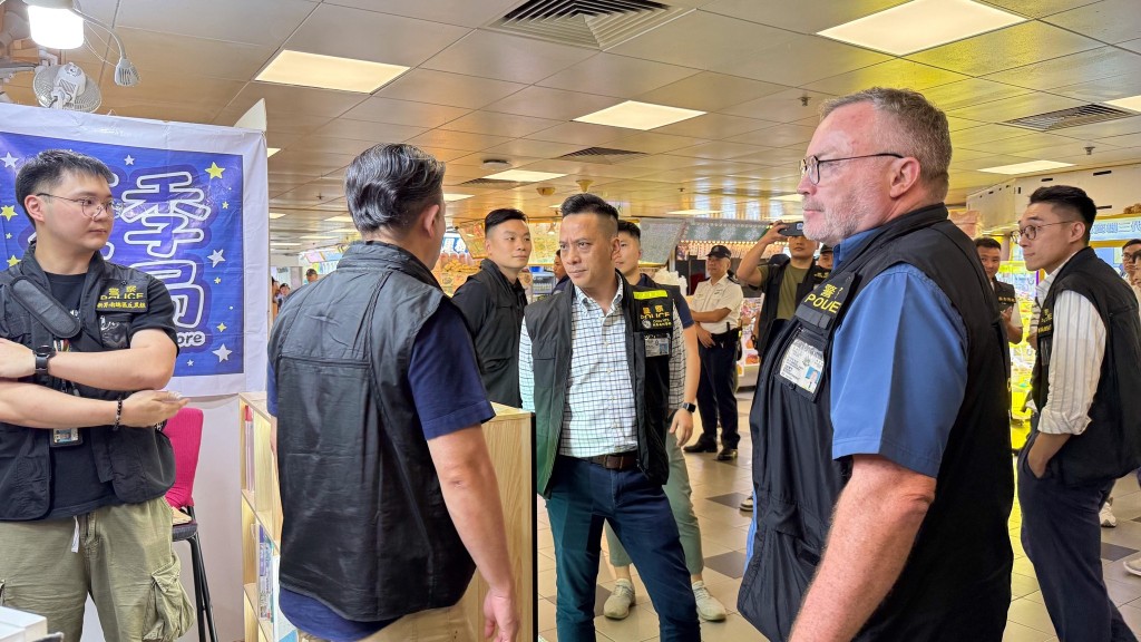 巡查行動由葵青警區正副指揮官帶隊。 巡查行動由葵青警區正副指揮官帶隊。