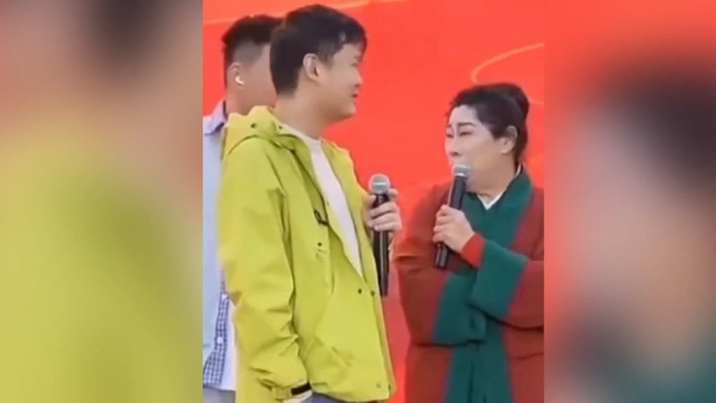 男子在台上不斷炫富。