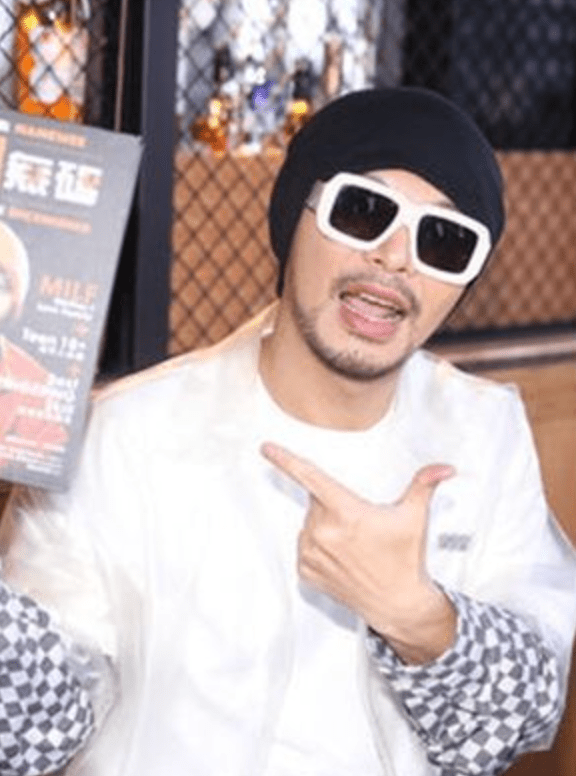 馬來西亞知名歌手黃明志捲入台灣網紅「護理系女神」謝侑芯猝逝案,案情持續發酵。黃明志社交平台 馬來西亞知名歌手黃明志捲入台灣網紅「護理系女神」謝侑芯猝逝案,案情持續發酵。黃明志社交平台