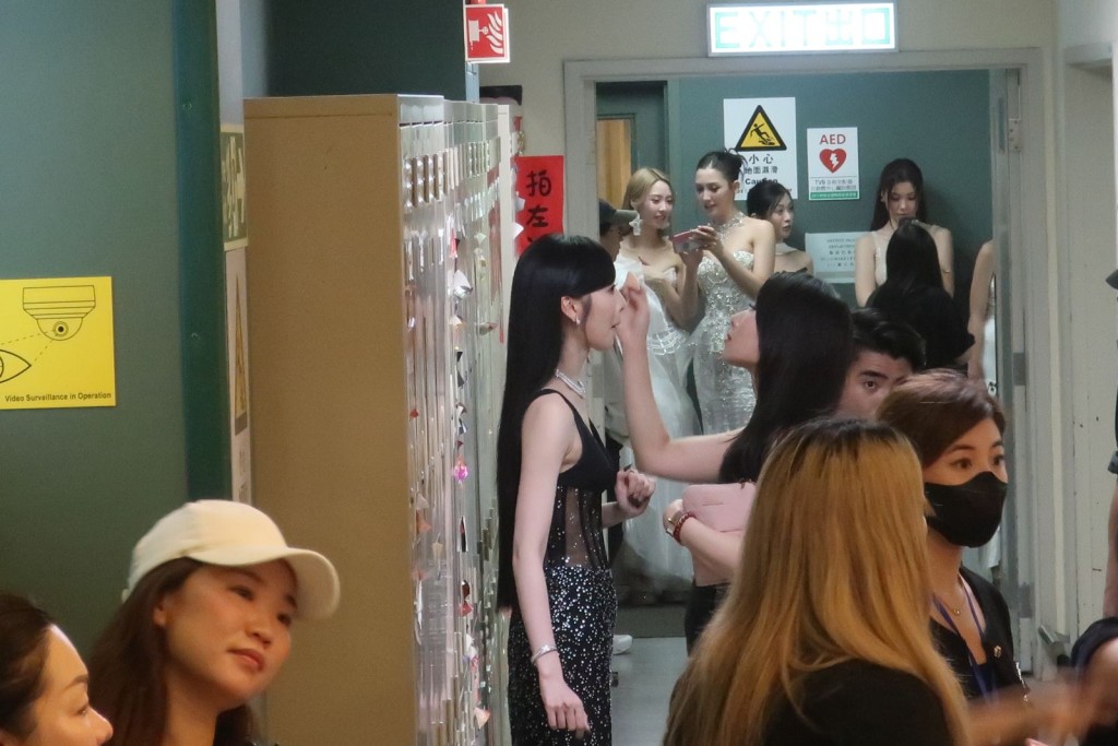 港姐冠軍馮盈盈有專人補妝，專業！