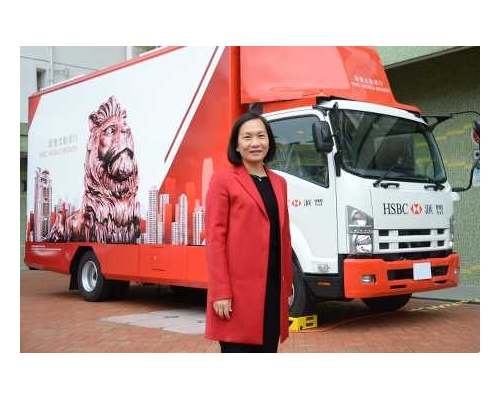 黃碧娟介紹流動銀行車服務。