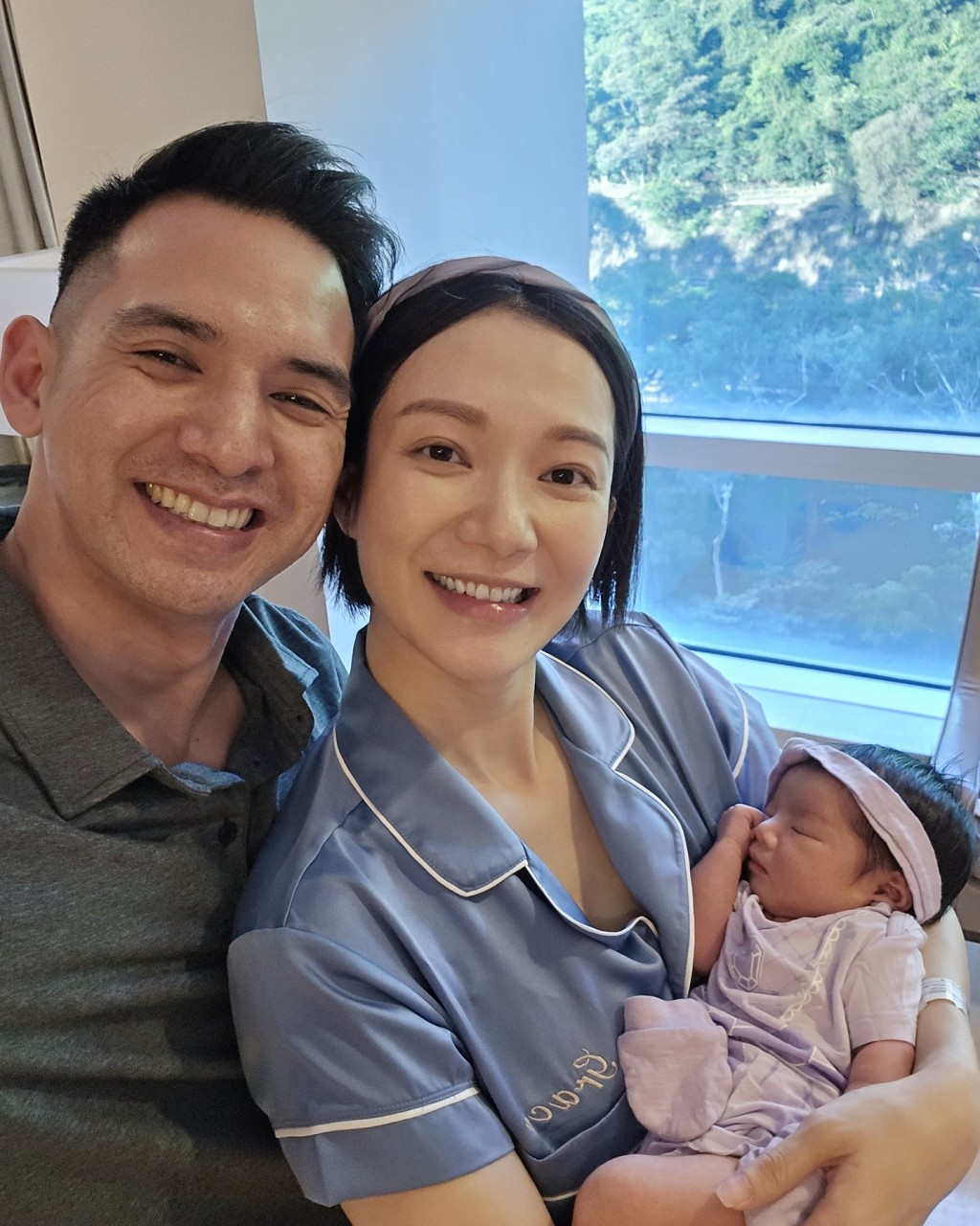 王君韾一家三口超幸福。 王君韾一家三口超幸福。