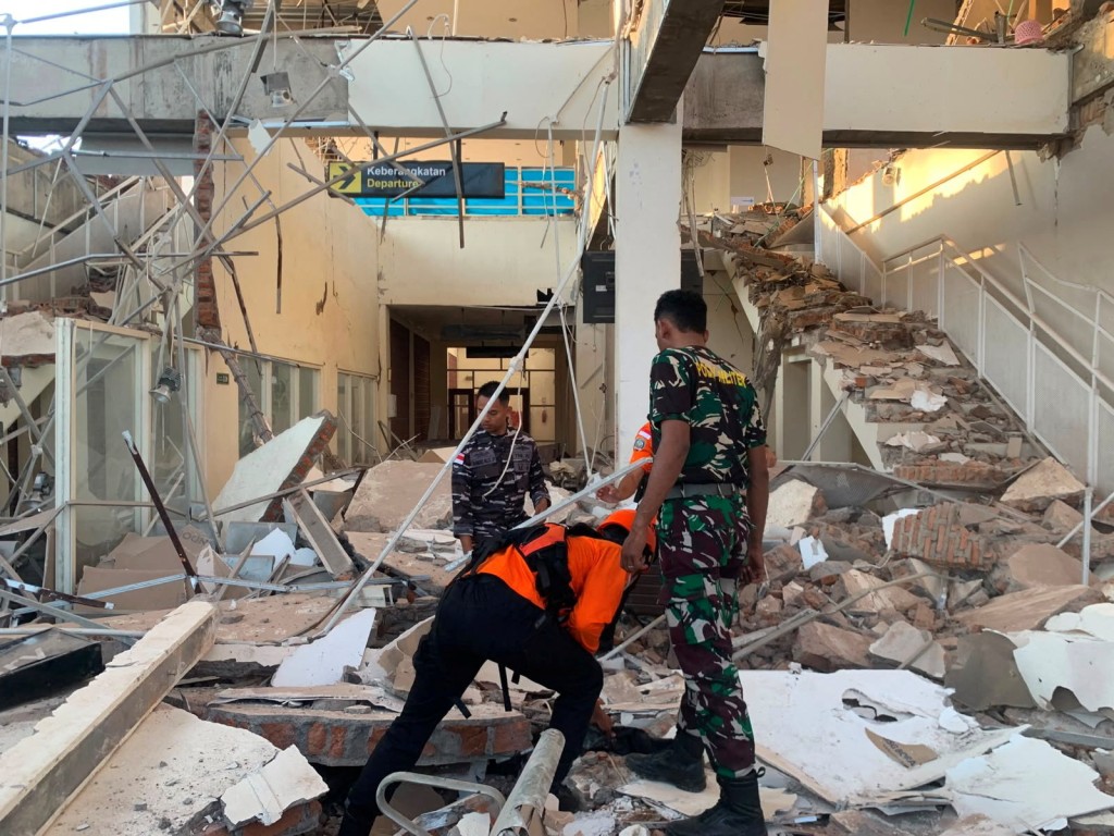 印尼東努沙登加拉省發生7.7級地震觸發海嘯警報。路透社