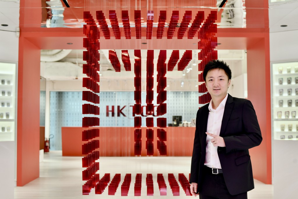 「百億富三代」、HKTCG創辦人鍾培生近日為旗下尖沙咀iSquare卡牌專門店HKTCG公開招聘兩個全職職位,包括「創辦人執行助理」及「全球TCG採購經理」。 「百億富三代」、HKTCG創辦人鍾培生近日為旗下尖沙咀iSquare卡牌專門店HKTCG公開招聘兩個全職職位,包括「創辦人執行助理」及「全球TCG採購經理」。