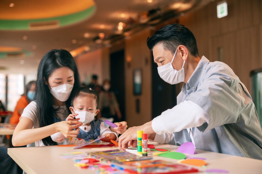 齊心合力貼上雀仔圖案。